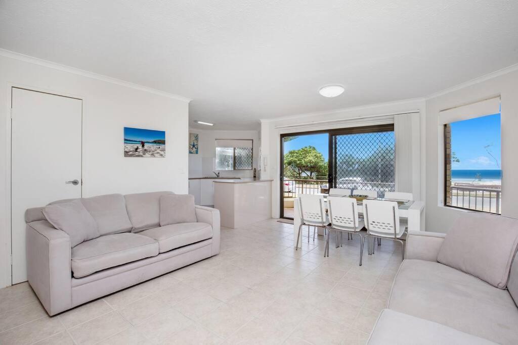 Absolute Beachfront Apartment! Gold Coast